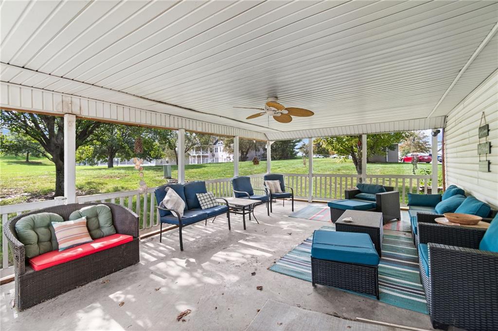 921 NE White Oaks Lane