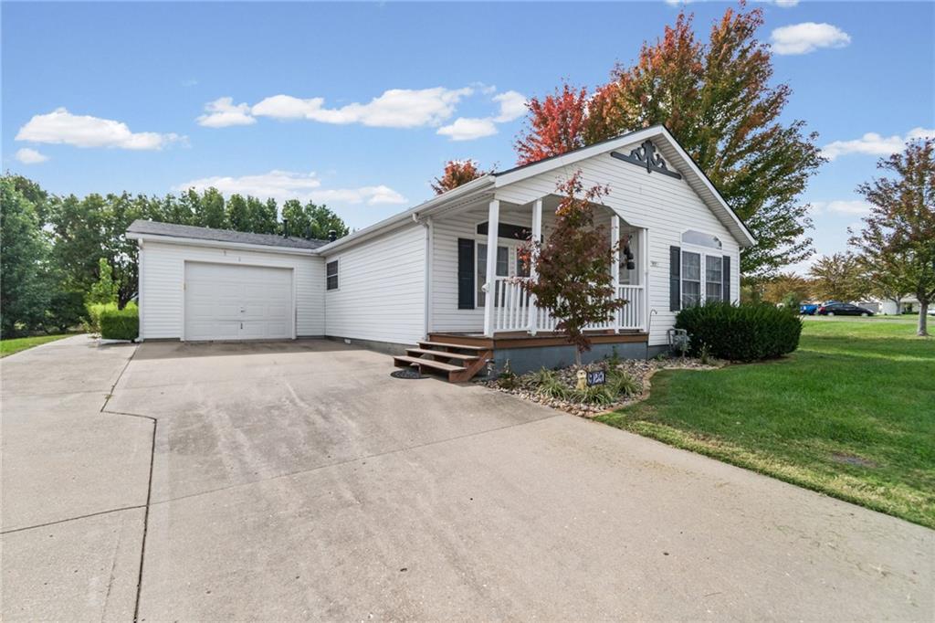 921 NE White Oaks Lane