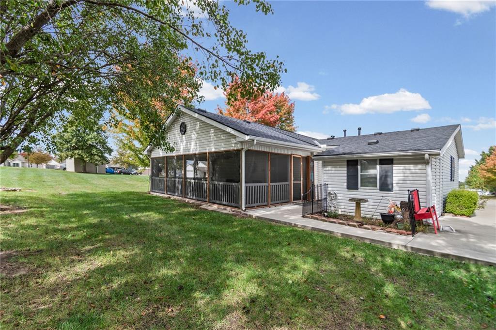 921 NE White Oaks Lane