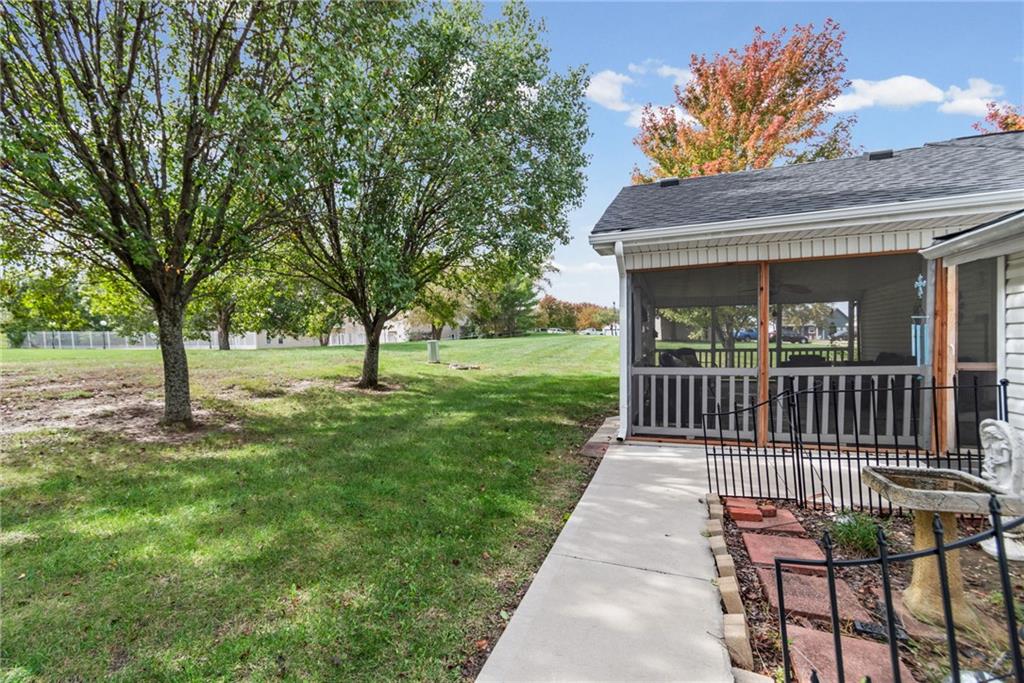 921 NE White Oaks Lane