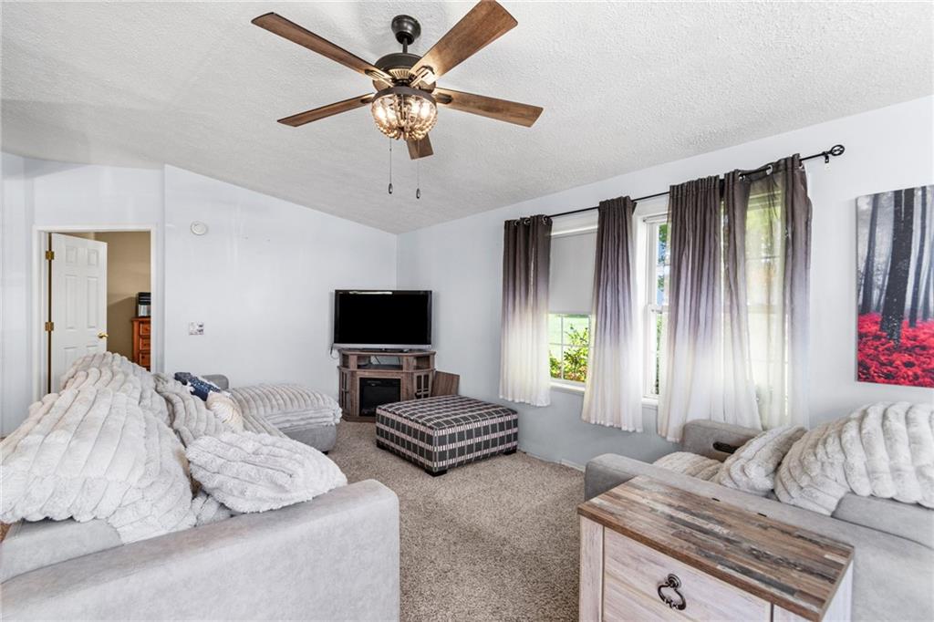 921 NE White Oaks Lane