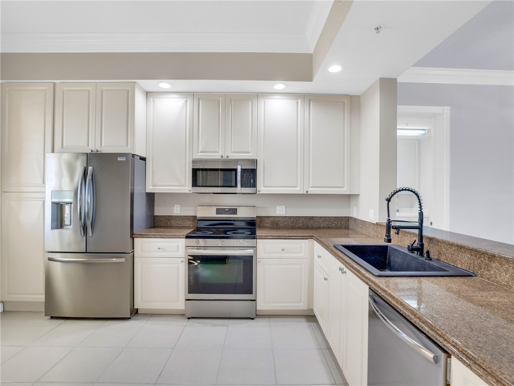 14 Harbour Isle Drive W PH 4
