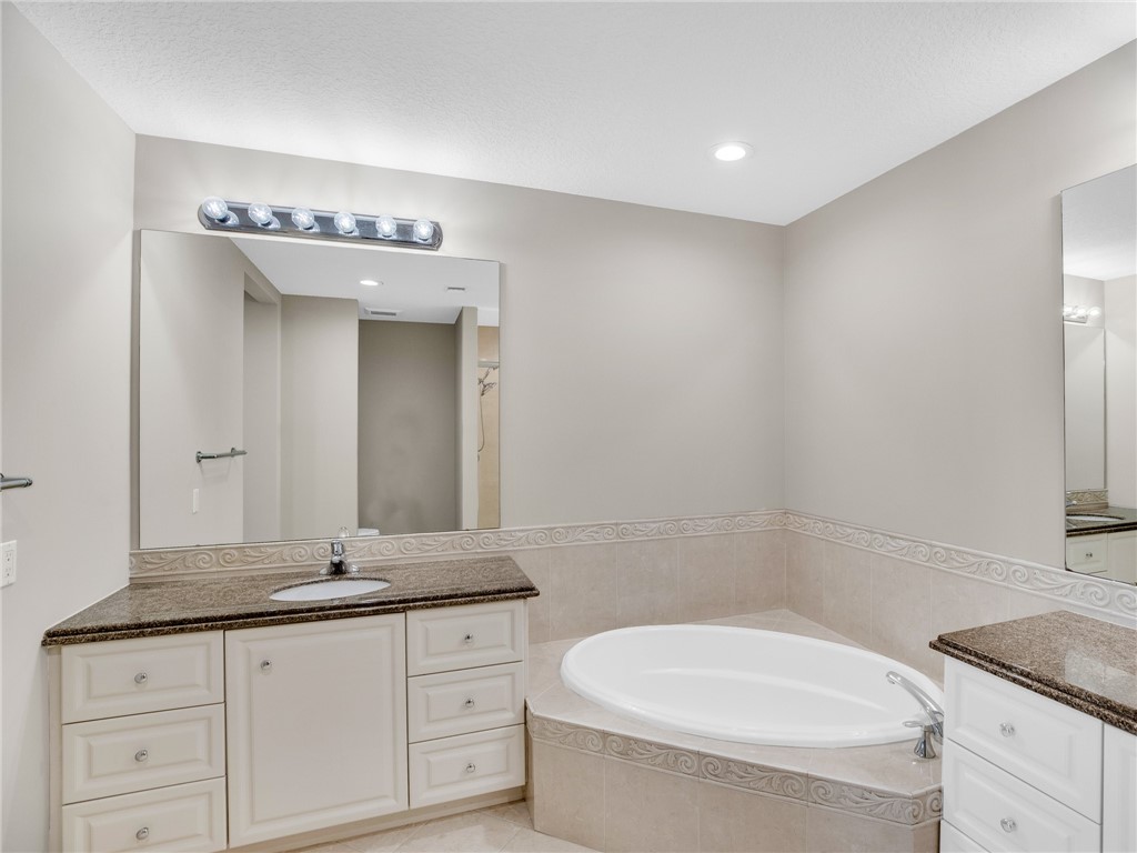 14 Harbour Isle Drive W PH 4