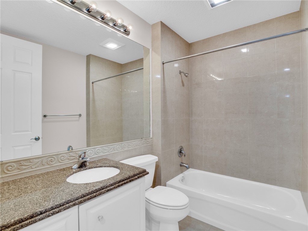 14 Harbour Isle Drive W PH 4