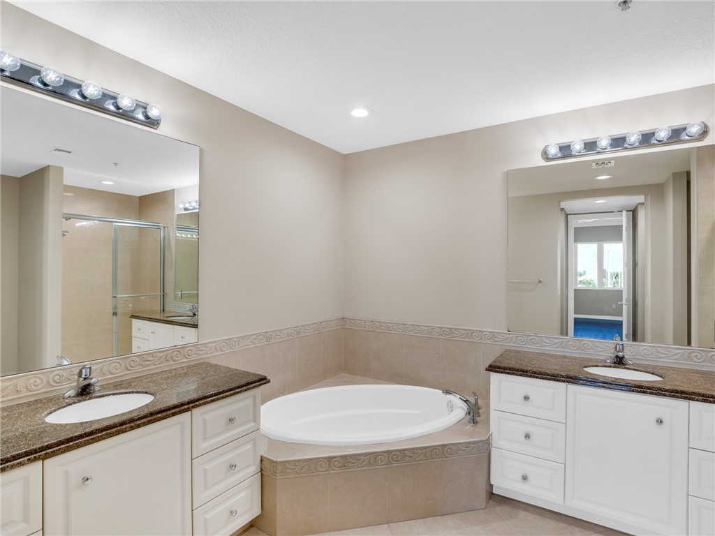 14 Harbour Isle Drive W PH 4