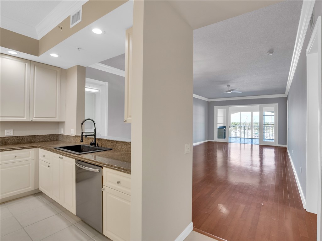 14 Harbour Isle Drive W PH 4