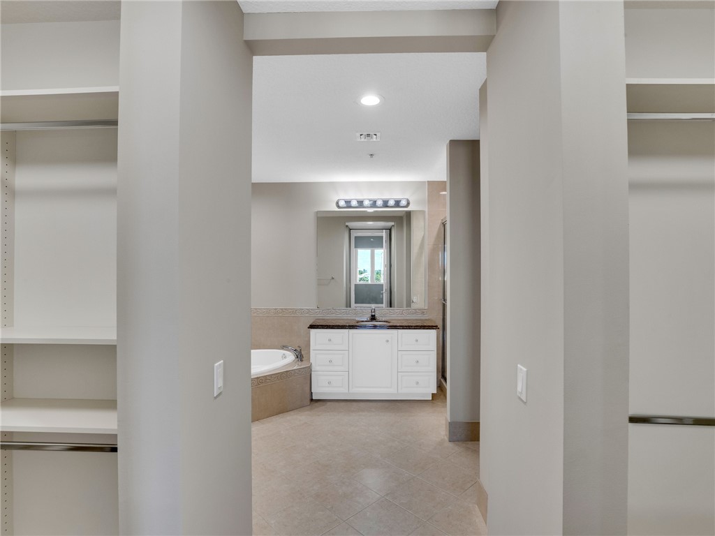 14 Harbour Isle Drive W PH 4