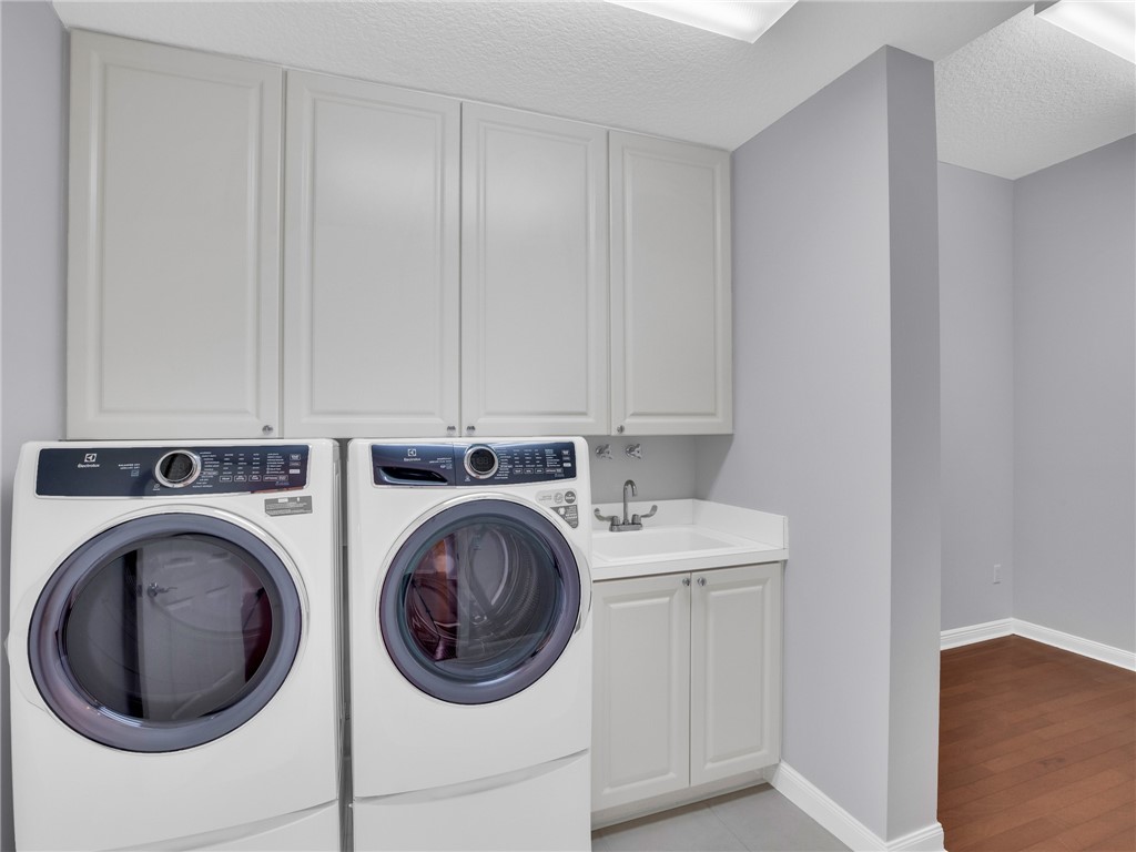 14 Harbour Isle Drive W PH 4