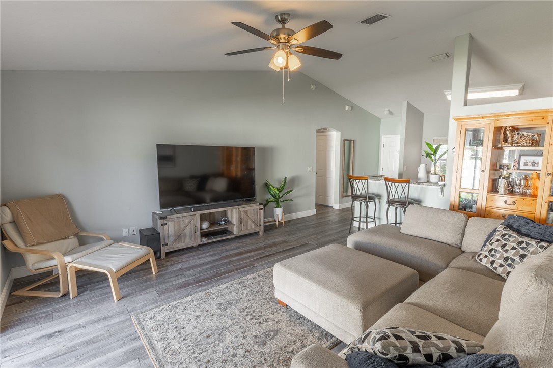 887 Greenleaf Circle