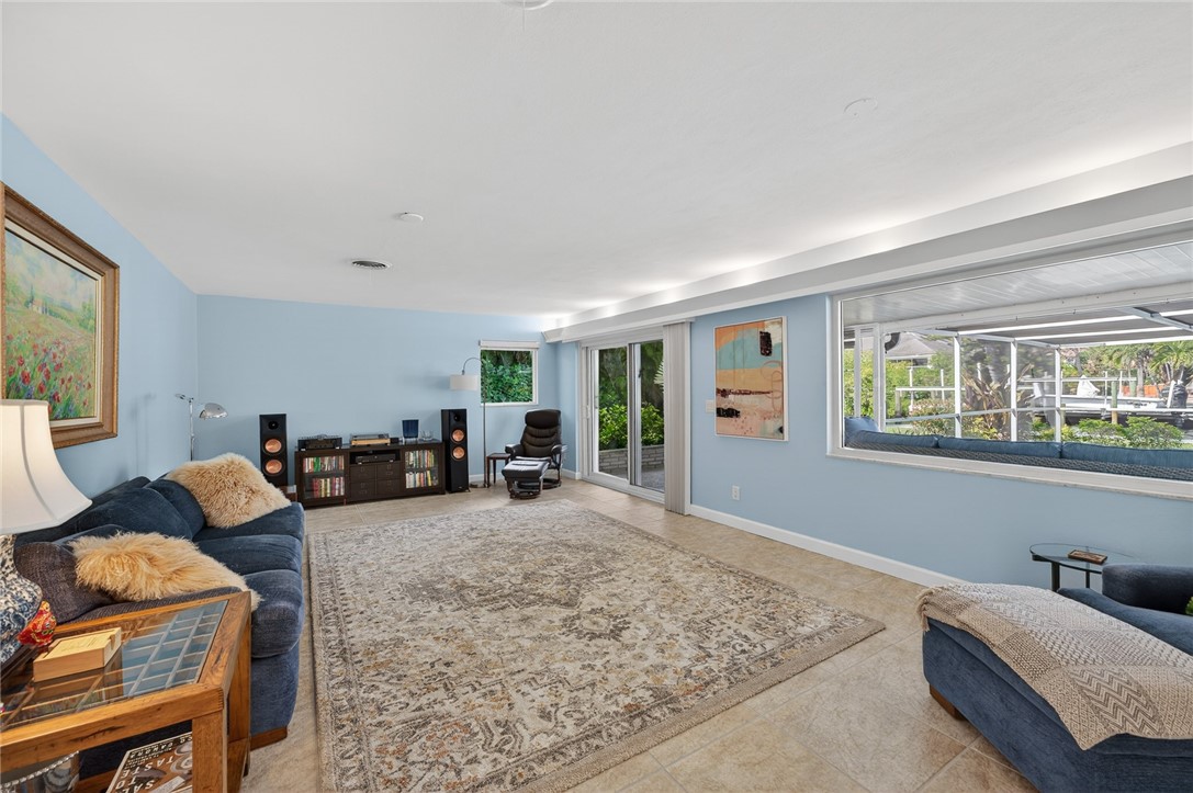 547 E Causeway Boulevard