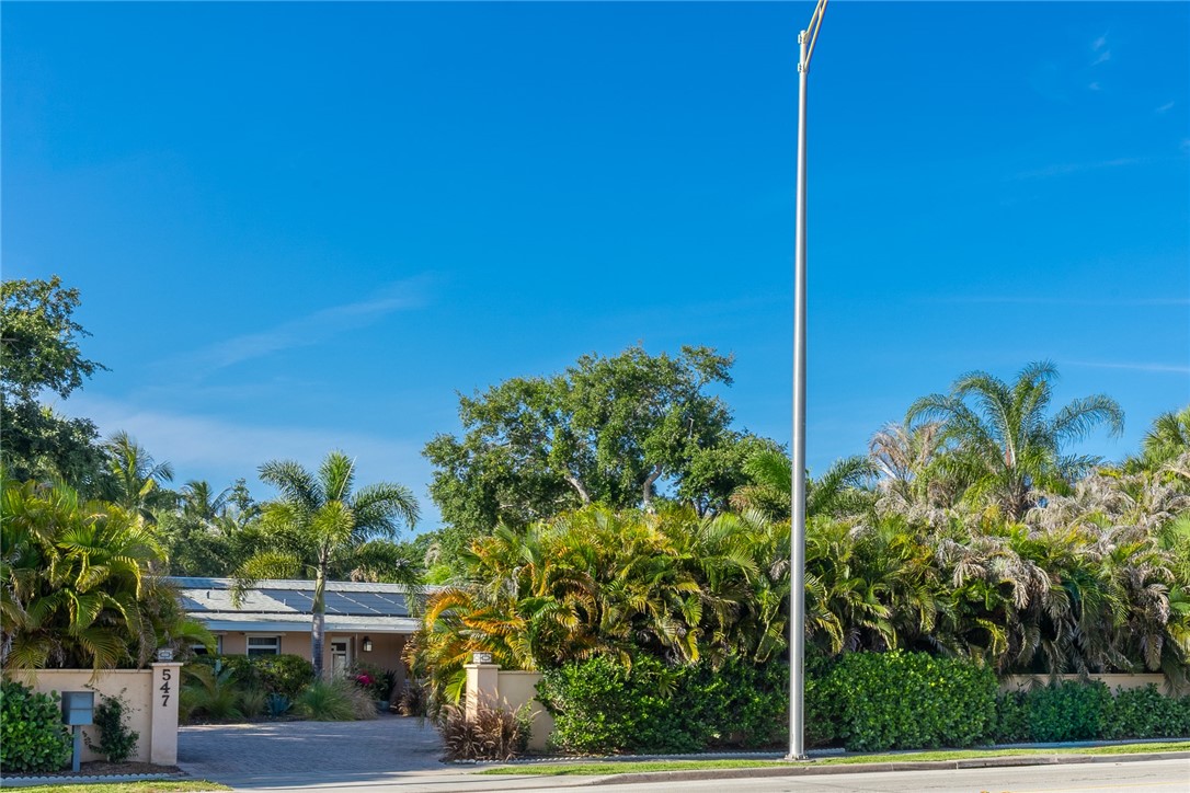 547 E Causeway Boulevard