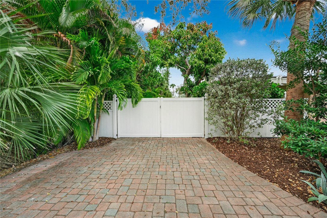 547 E Causeway Boulevard