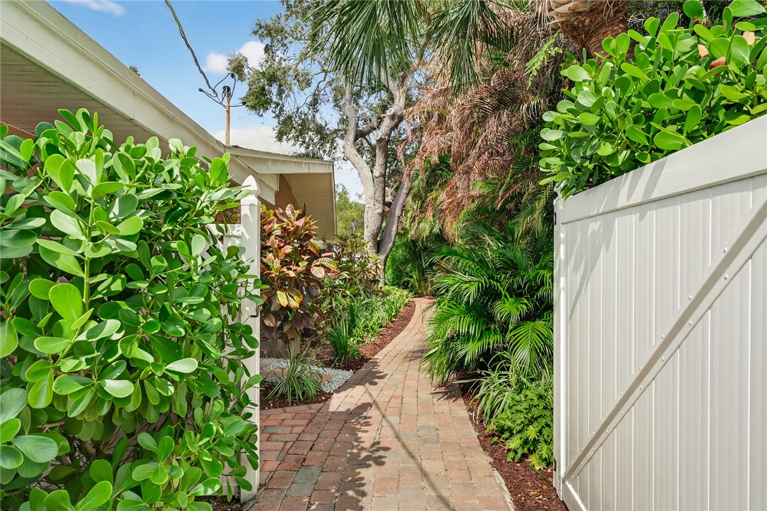 547 E Causeway Boulevard