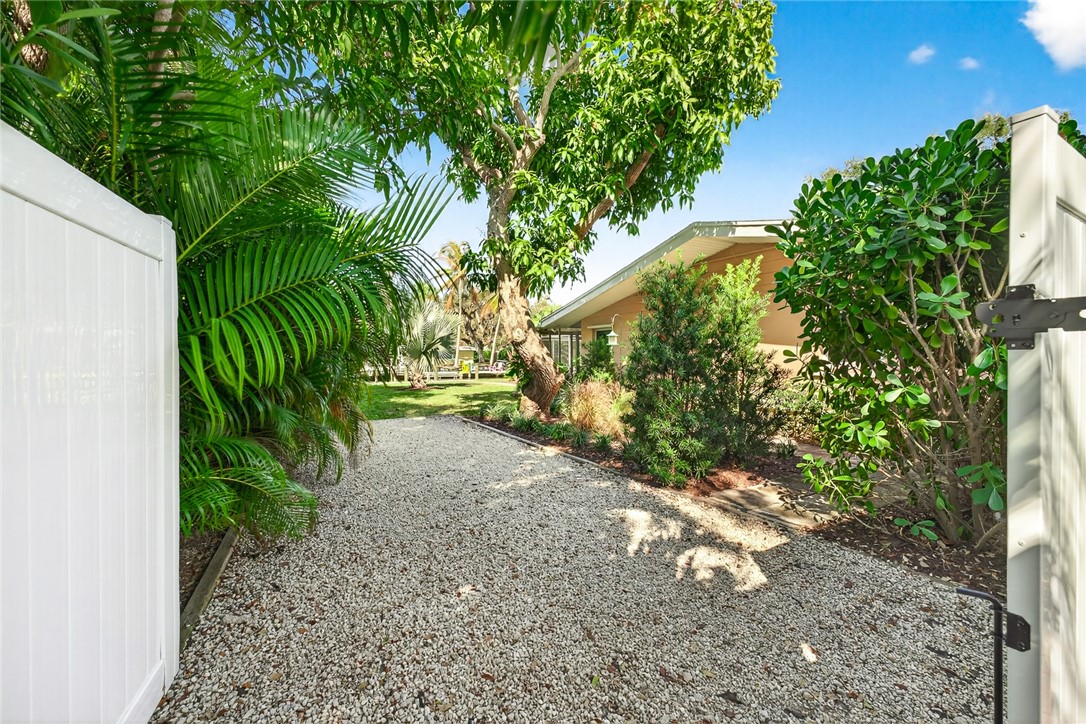 547 E Causeway Boulevard