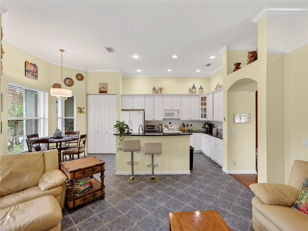 608 Calamondin Way SW