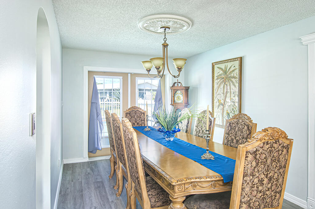 597 SE Floresta Drive