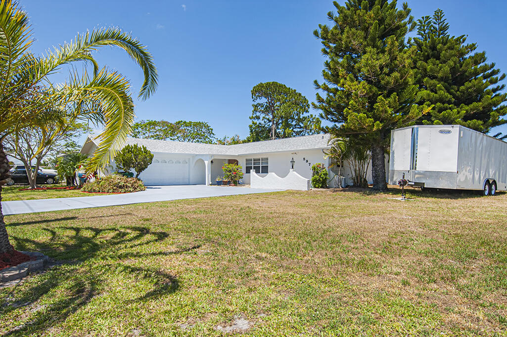 597 SE Floresta Drive