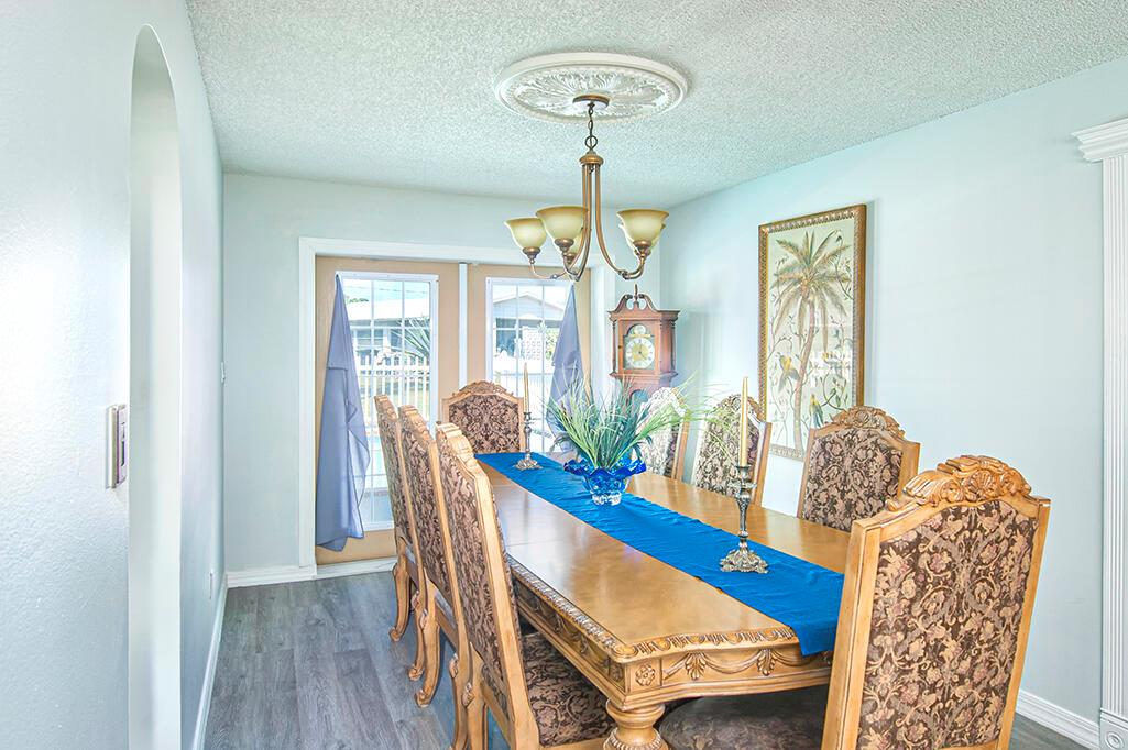 597 SE Floresta Drive