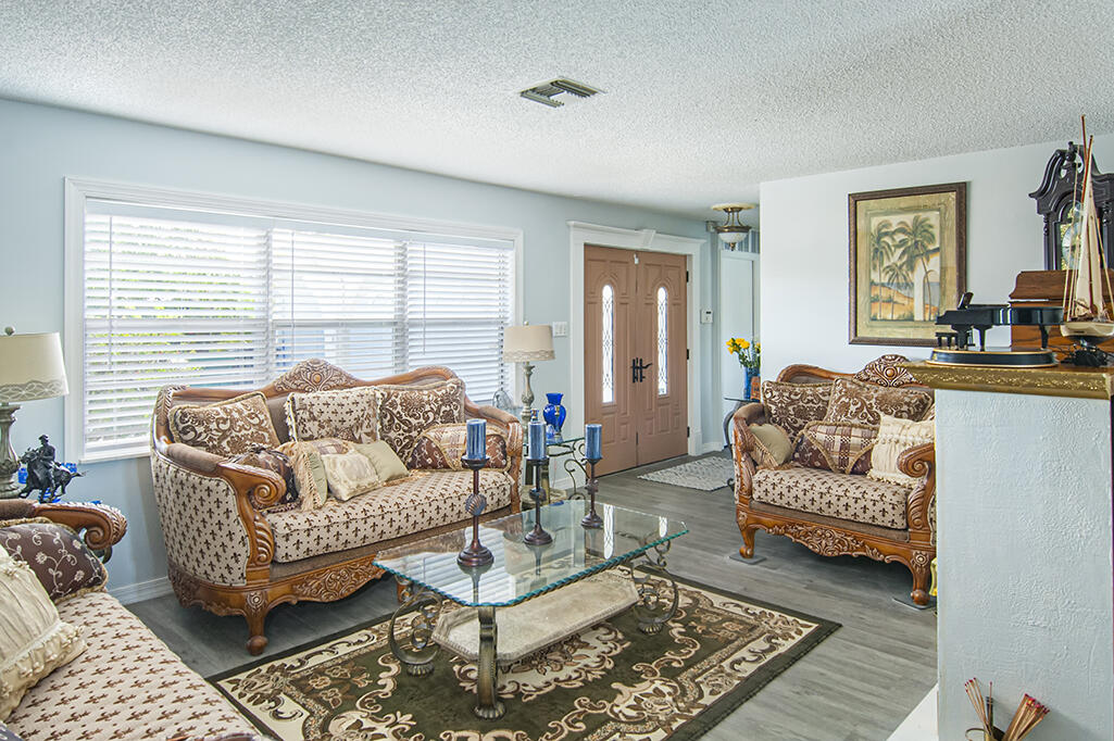 597 SE Floresta Drive
