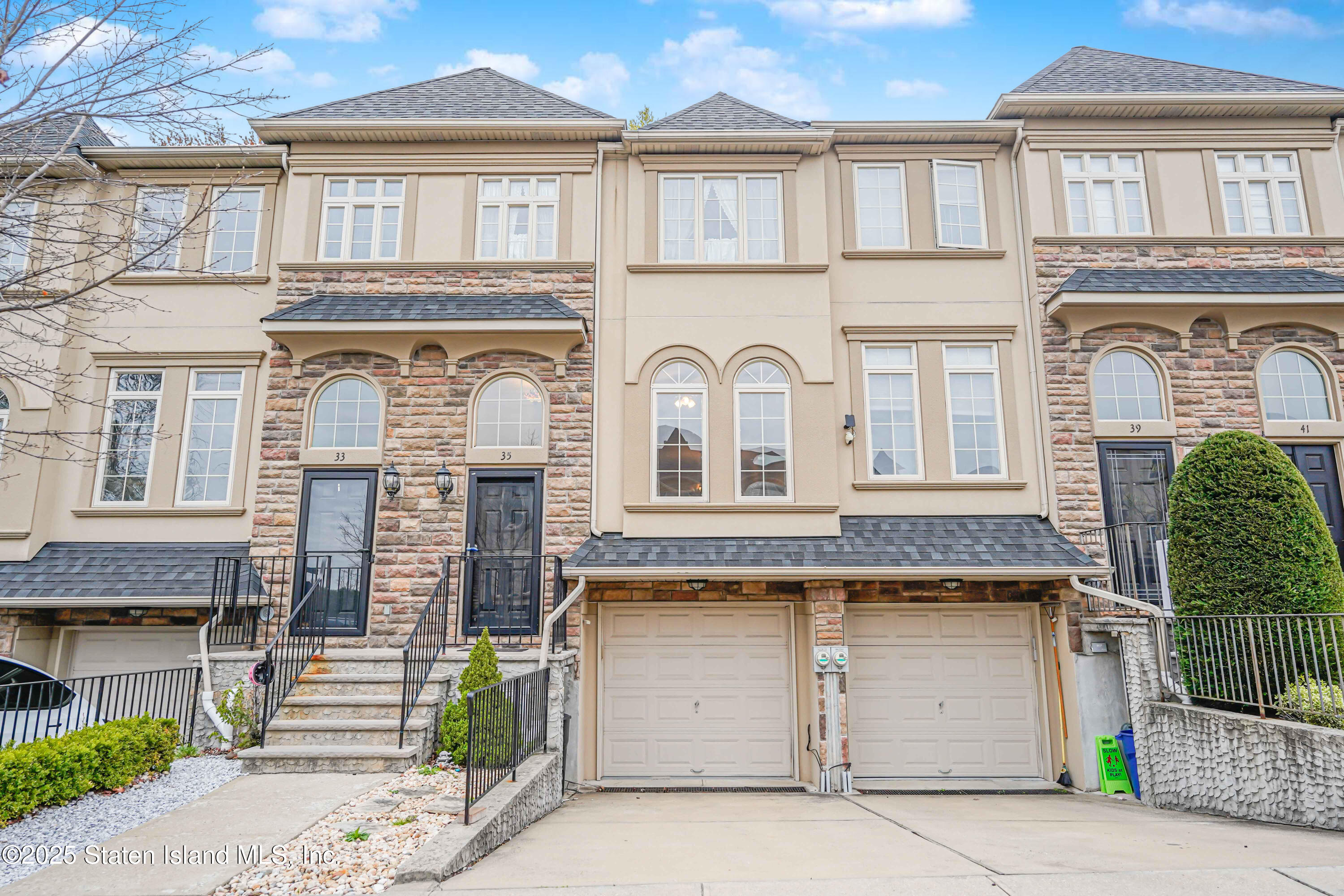 35 Monarch Court