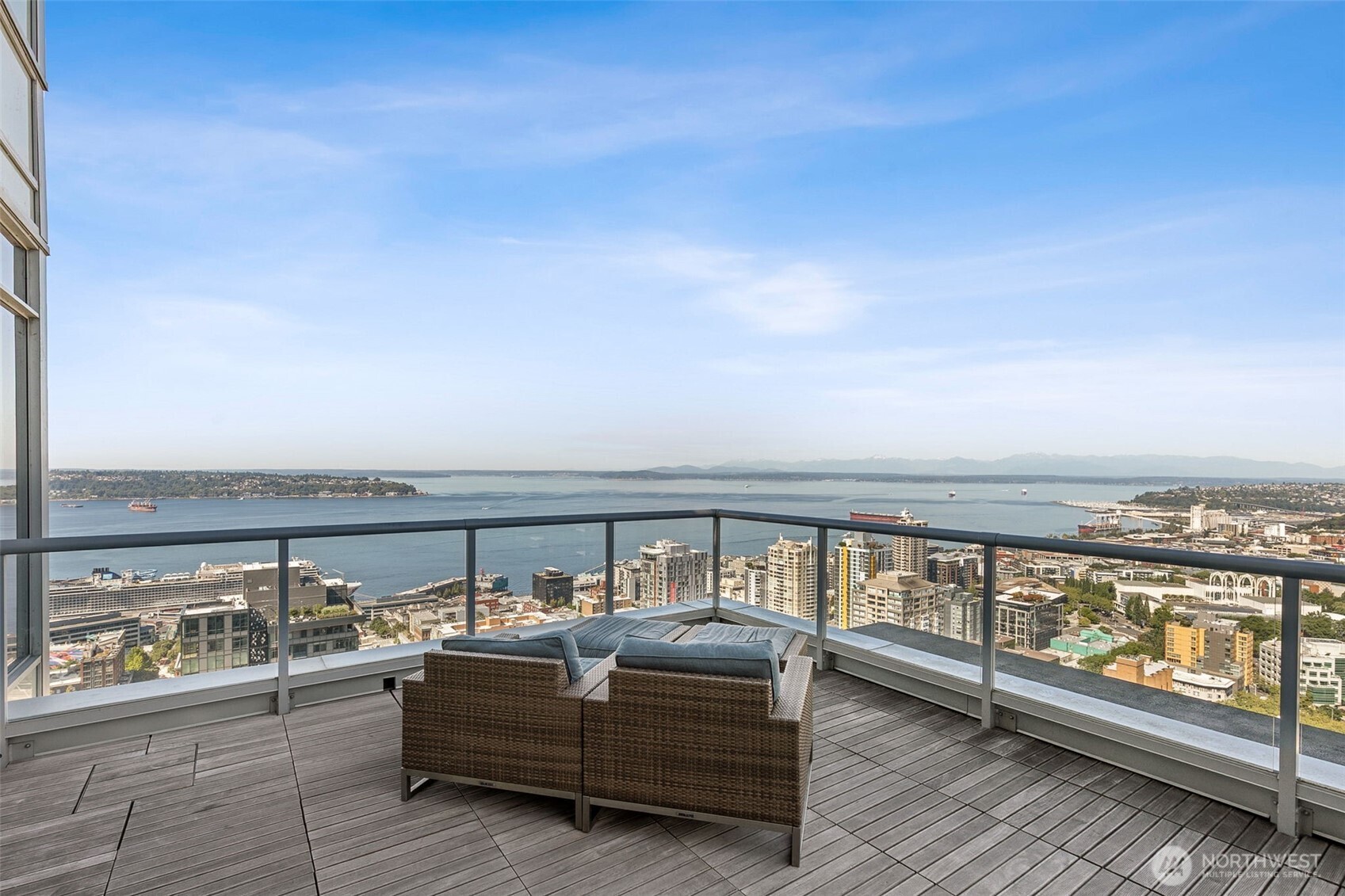 588 Bell Street Unit: 606S