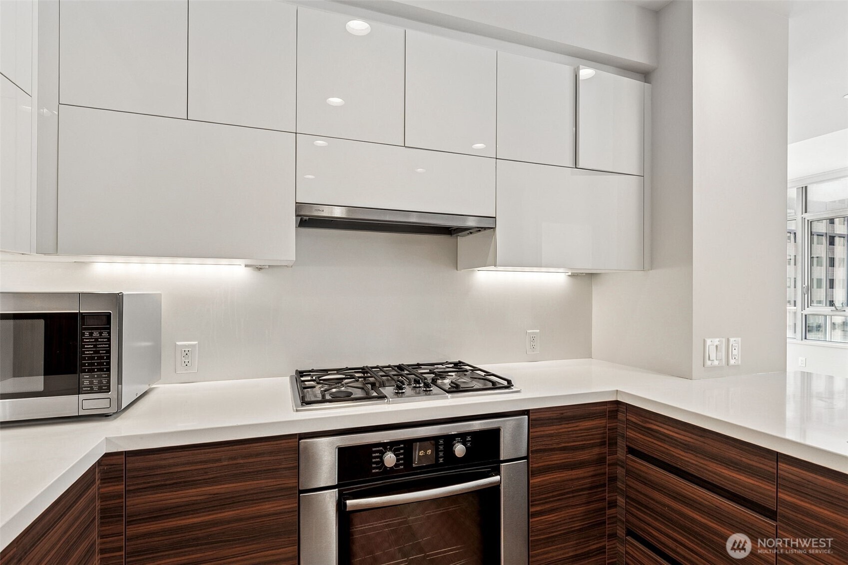 588 Bell Street Unit: 606S