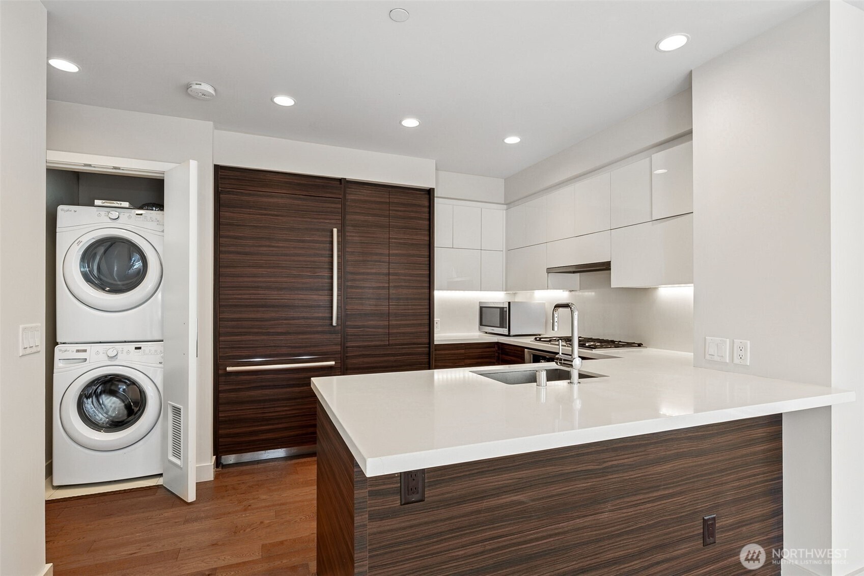 588 Bell Street Unit: 606S