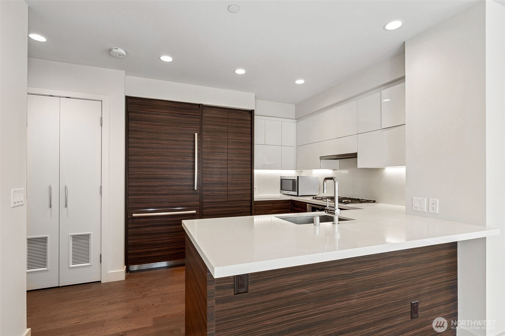 588 Bell Street Unit: 606S