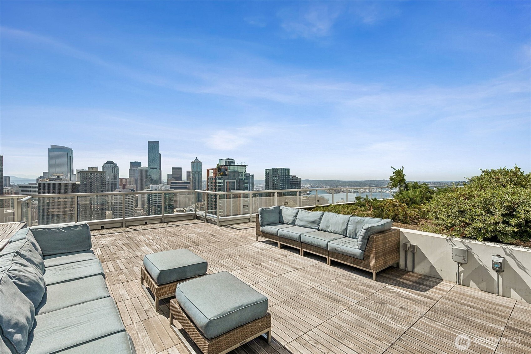 588 Bell Street Unit: 606S