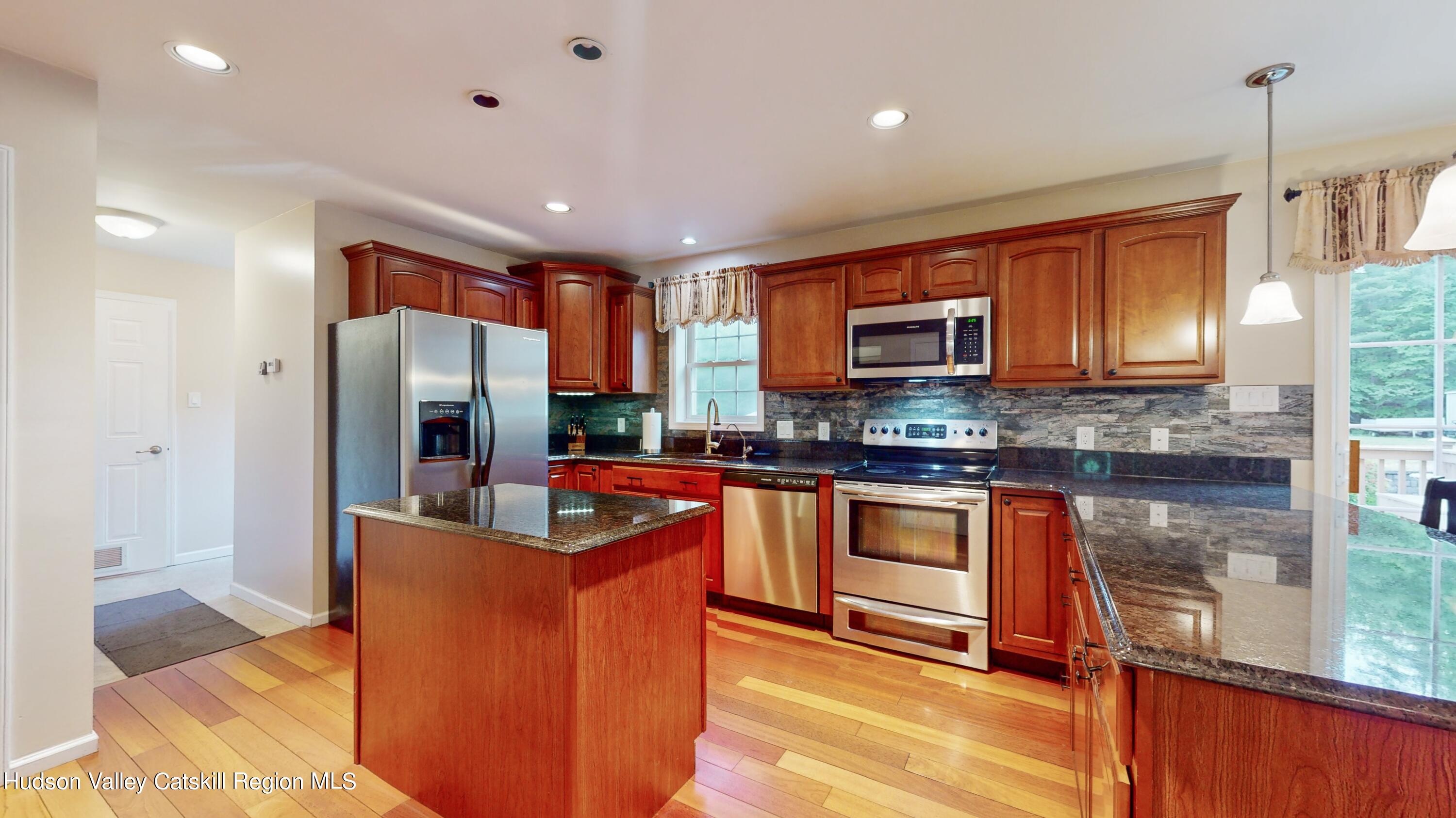 425 Queens Highway