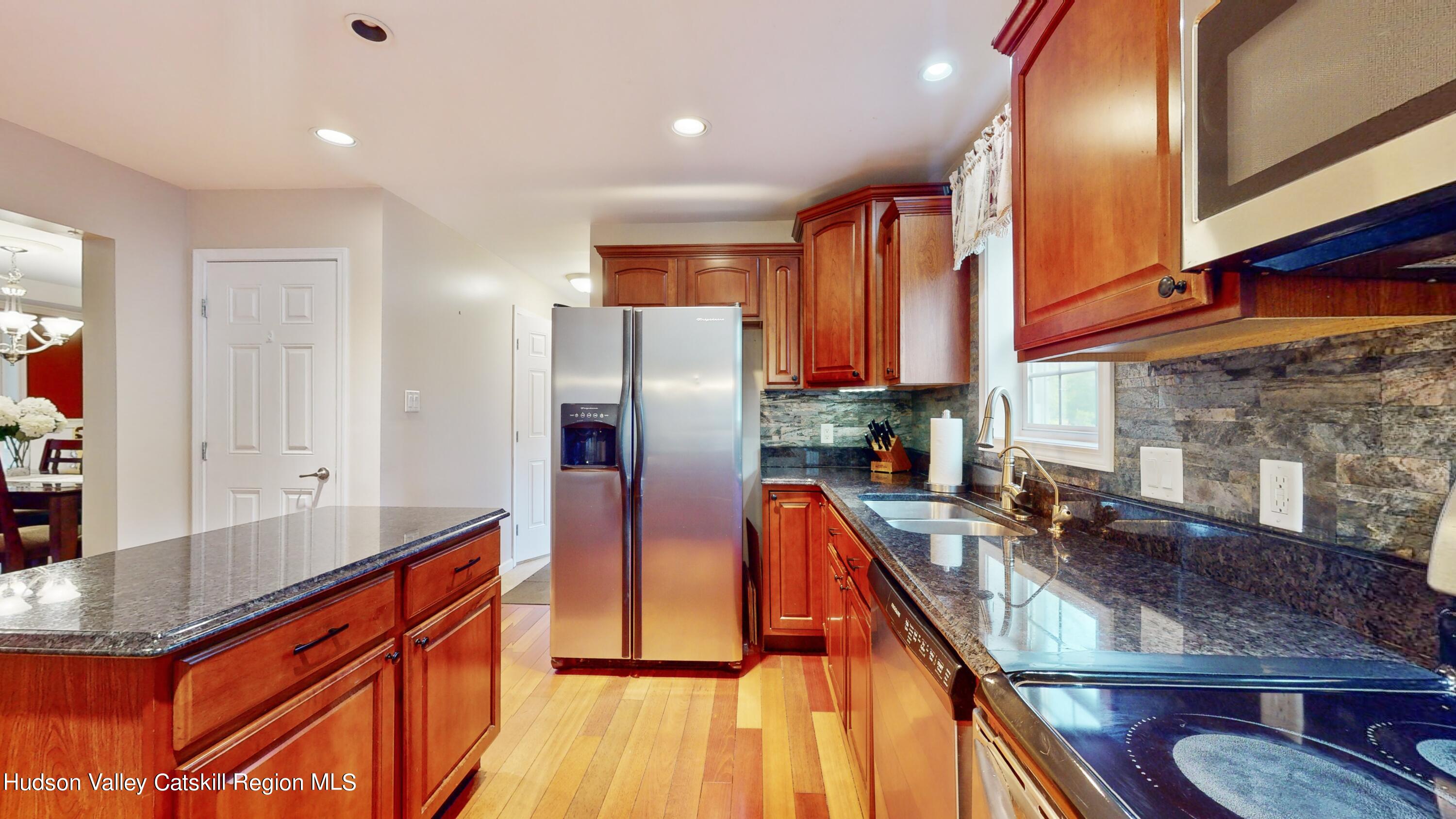 425 Queens Highway