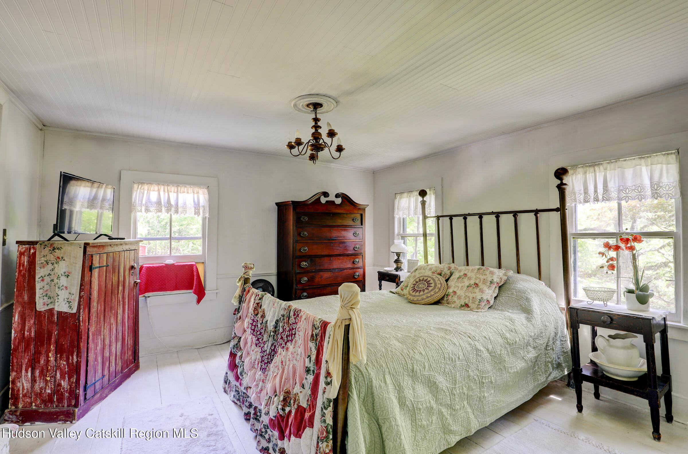 560 W Saugerties Road