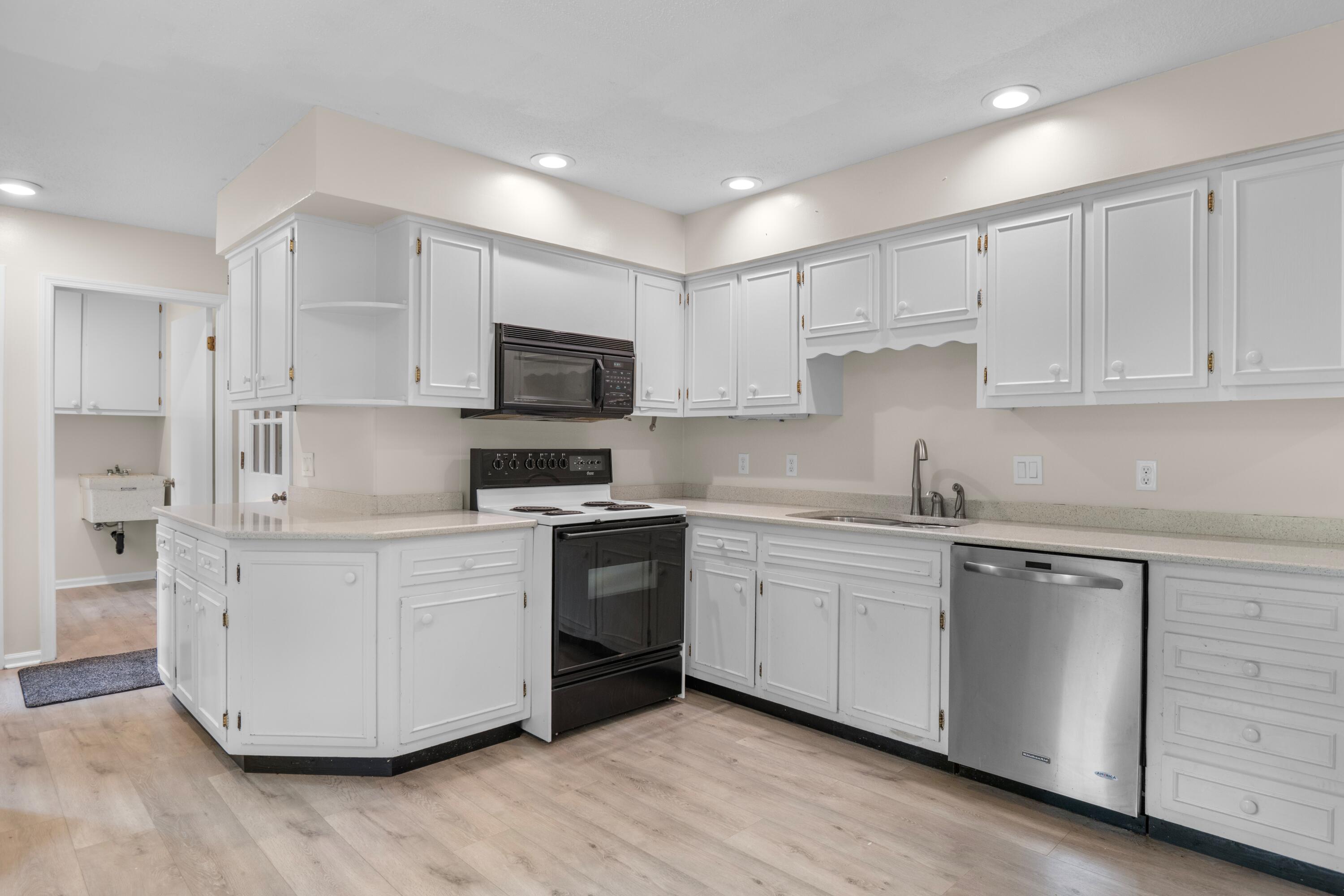 4805 Woodland Circle