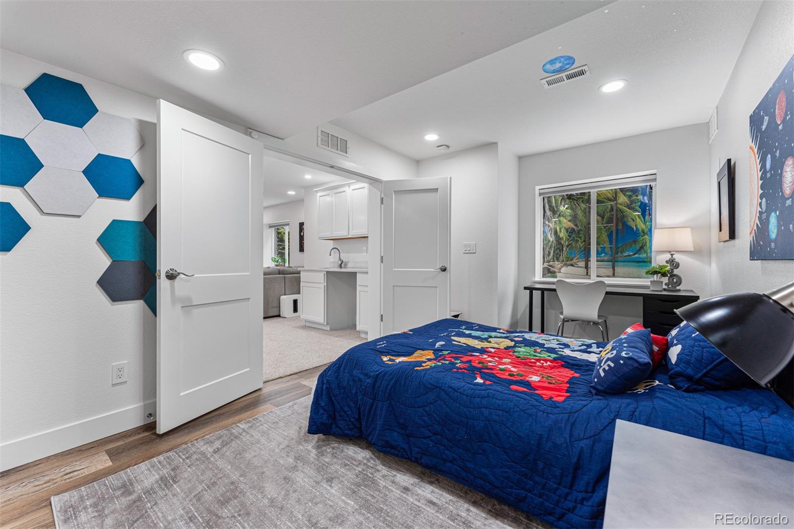 923 Roslyn Court