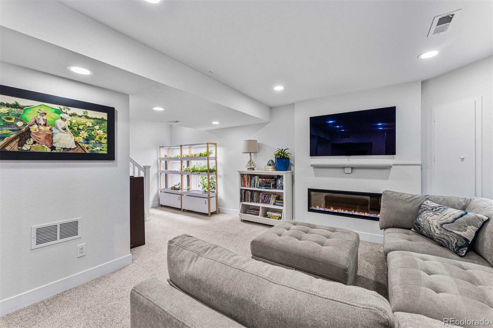 923 Roslyn Court