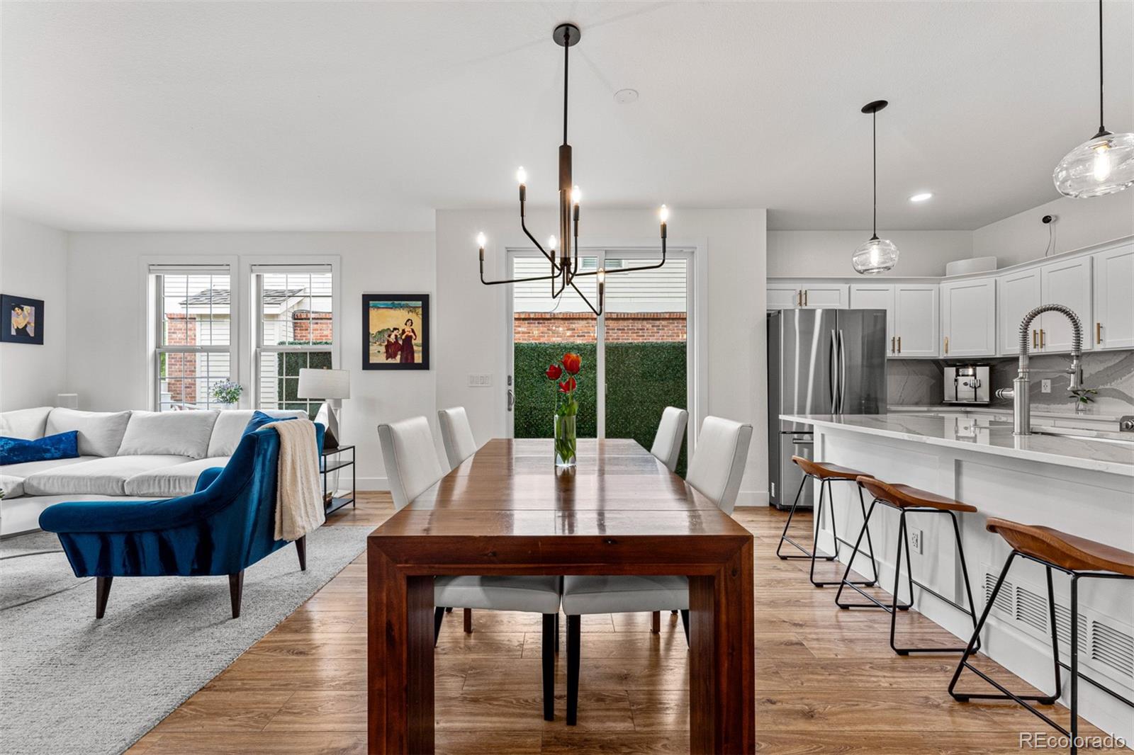 923 Roslyn Court