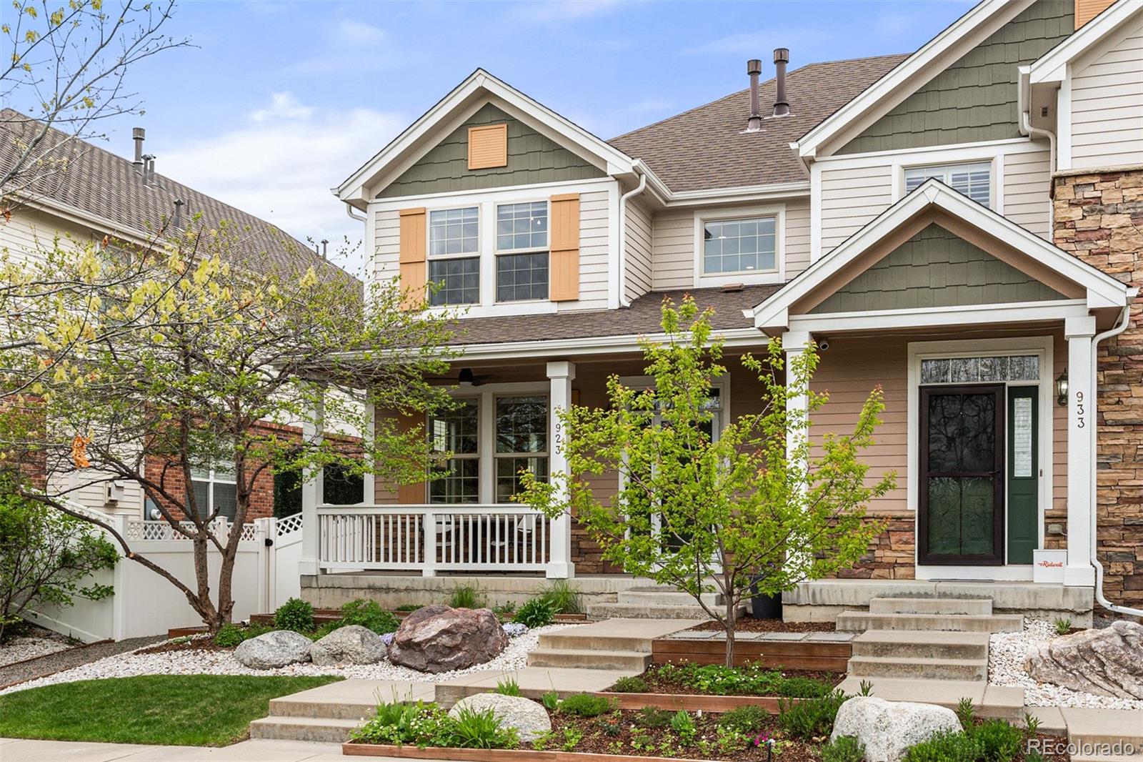 923 Roslyn Court