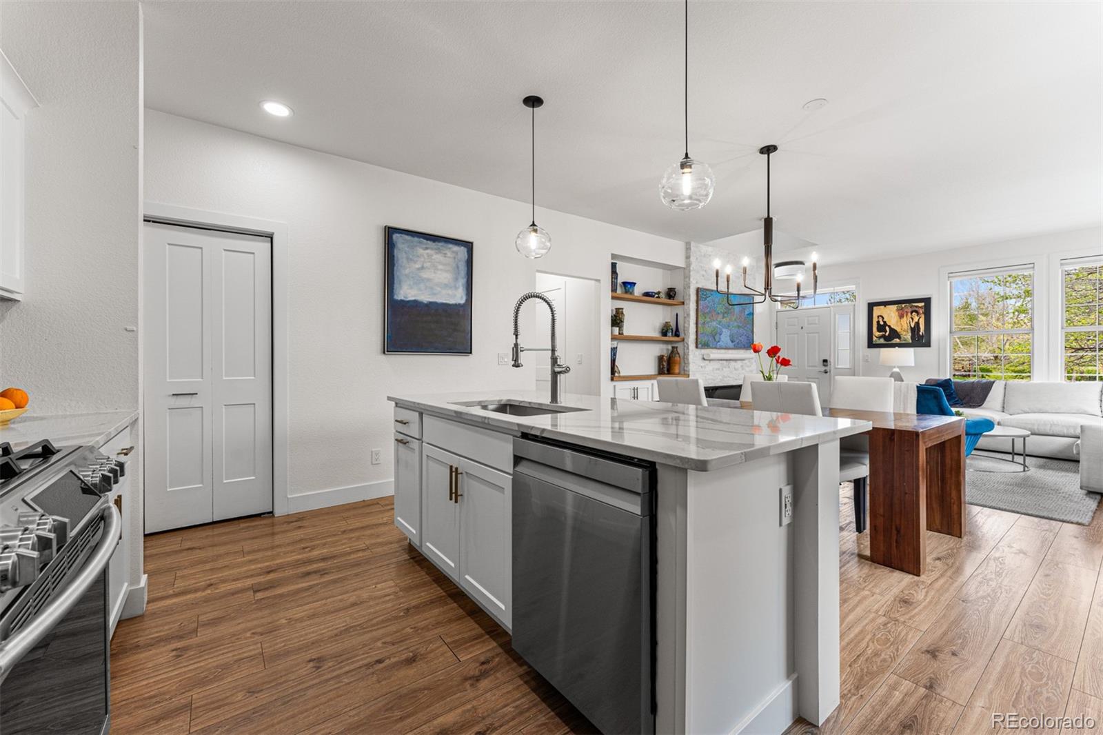 923 Roslyn Court