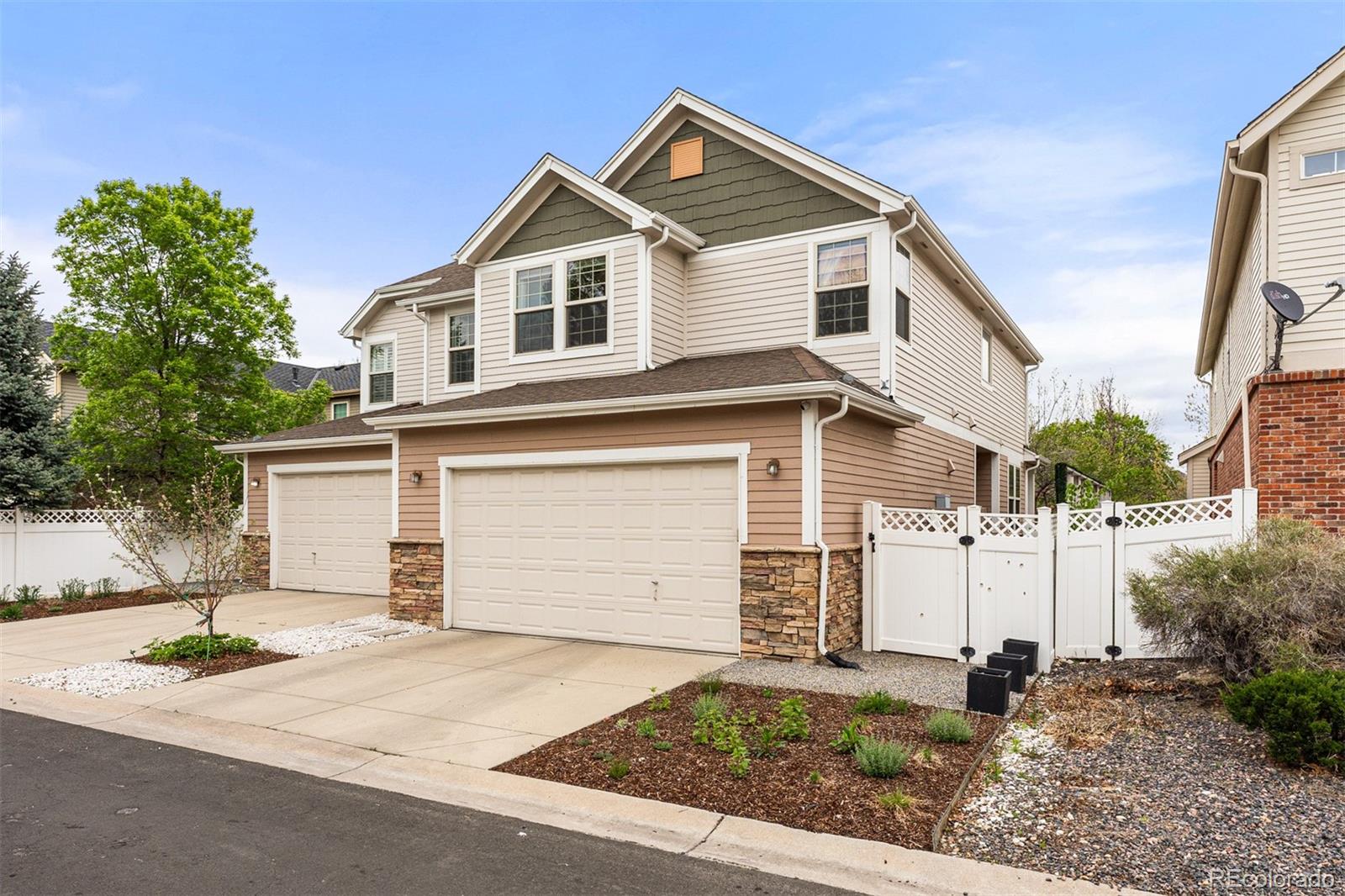 923 Roslyn Court