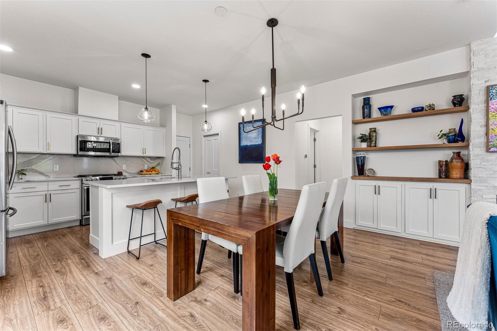 923 Roslyn Court