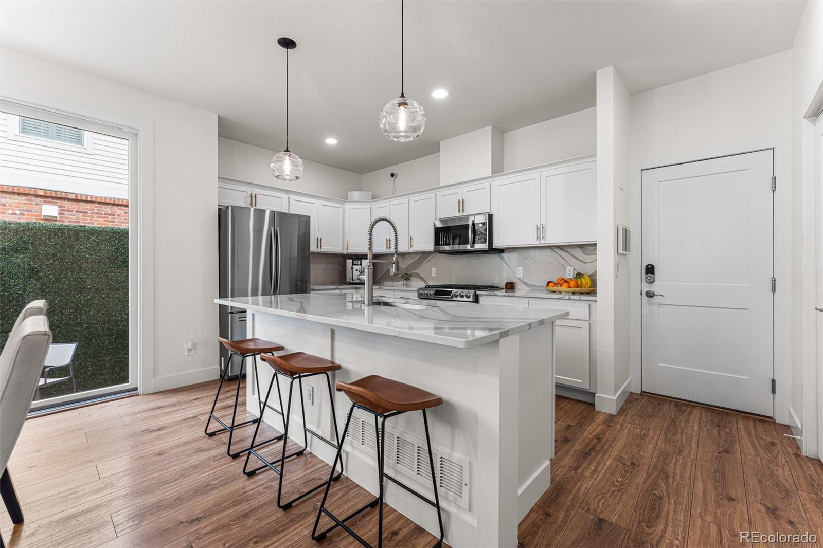 923 Roslyn Court