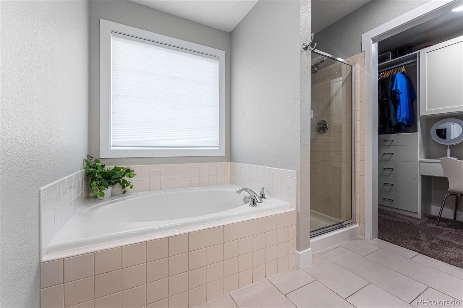 923 Roslyn Court