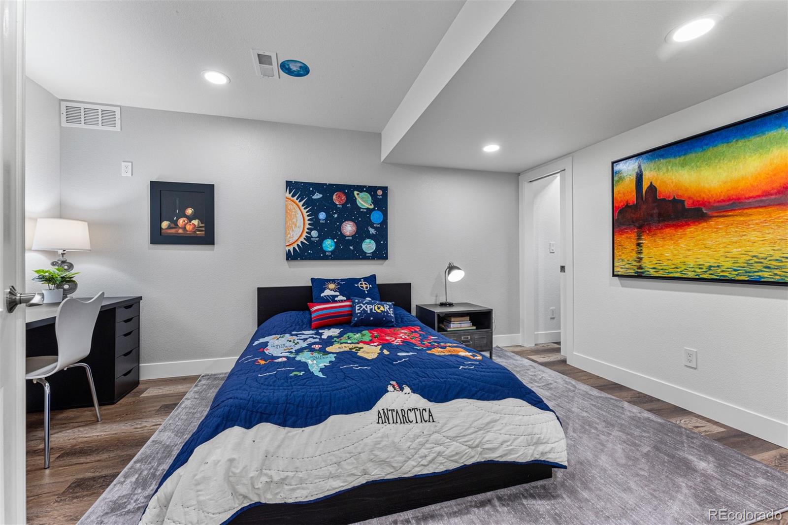 923 Roslyn Court
