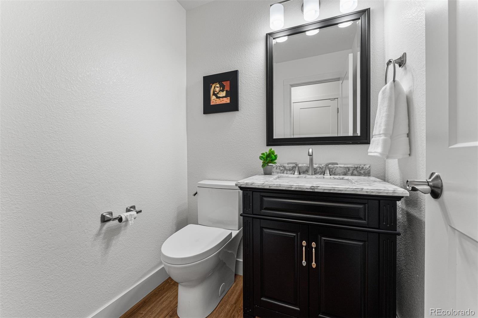 923 Roslyn Court