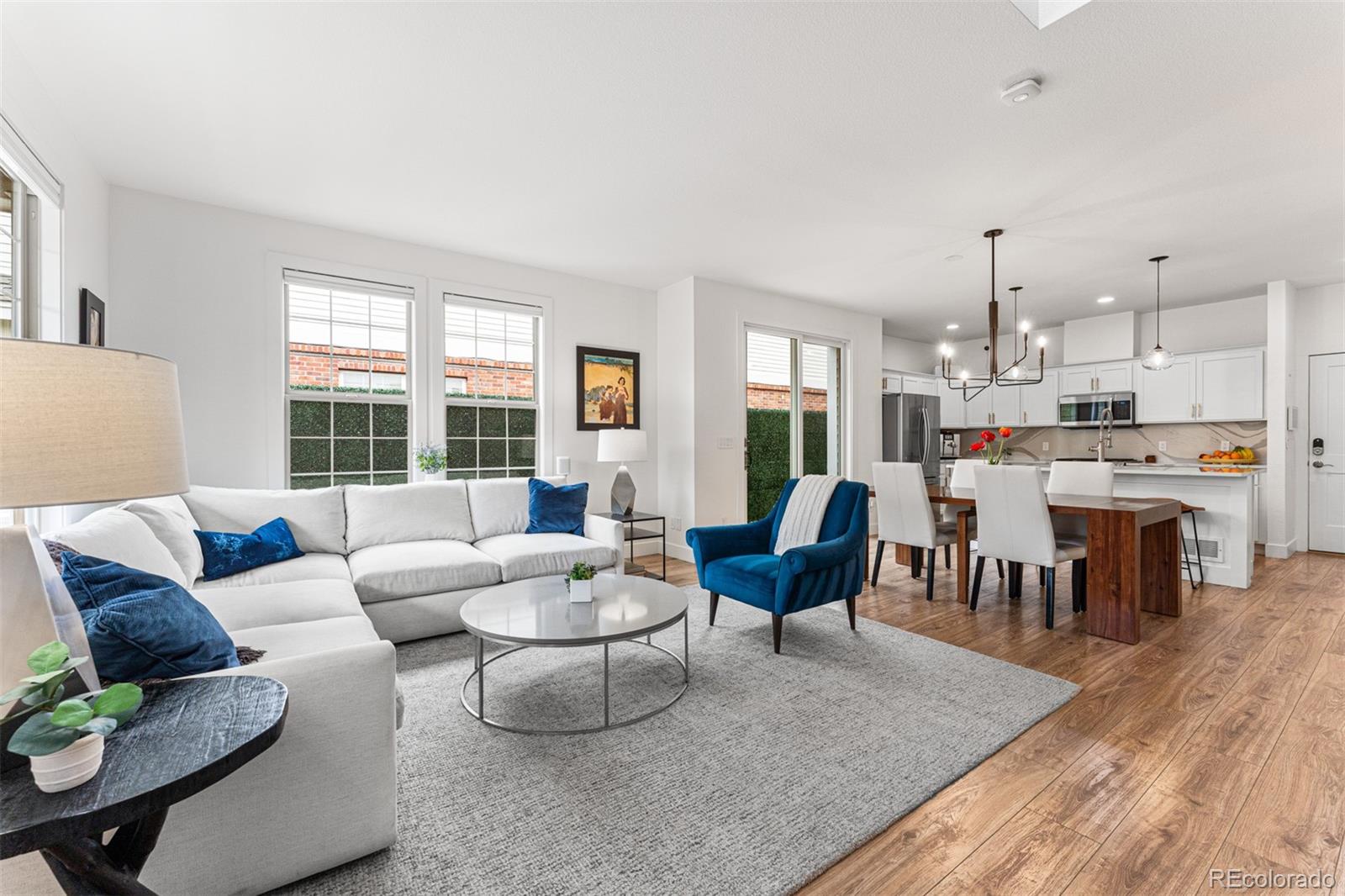 923 Roslyn Court