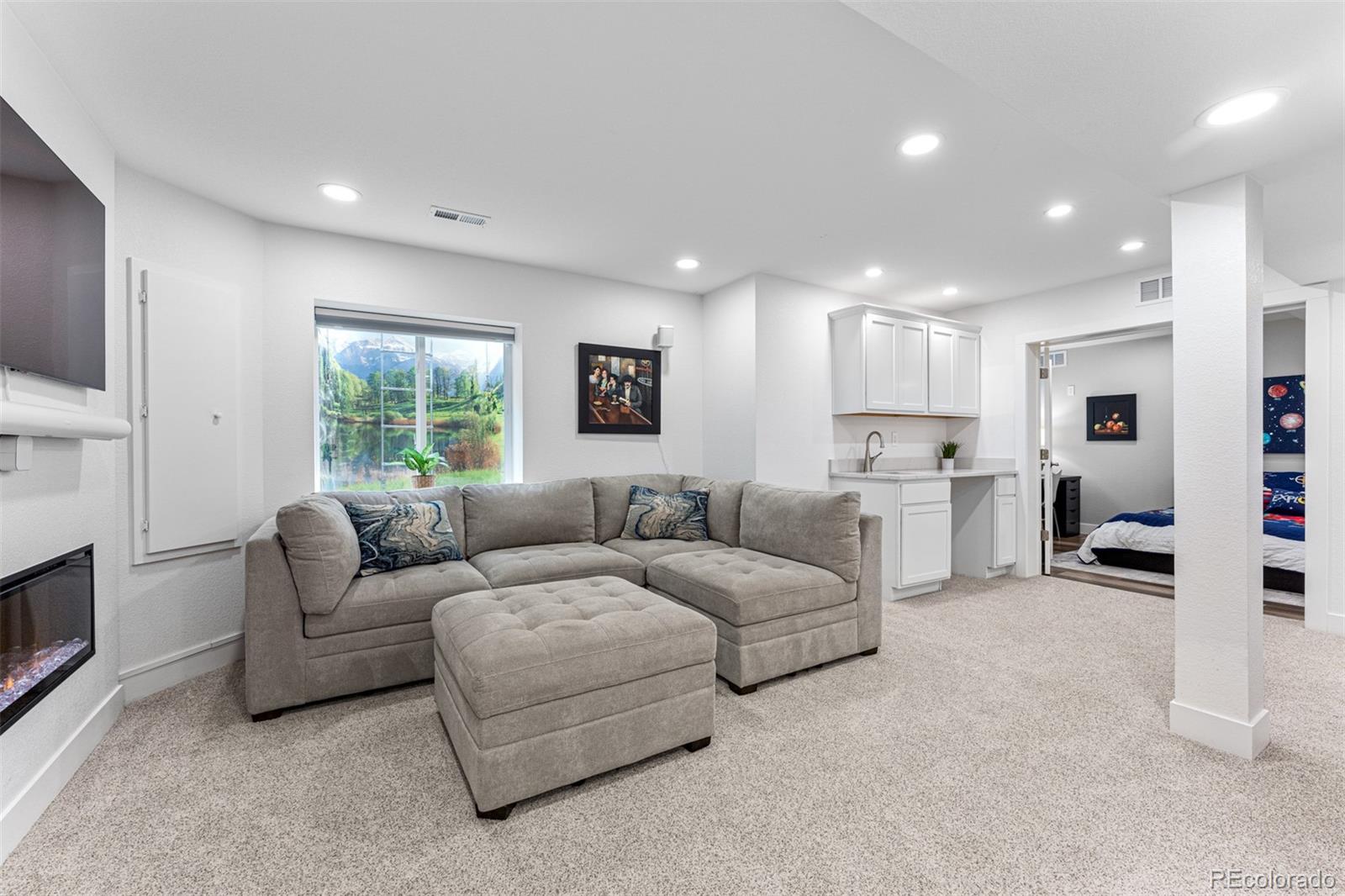 923 Roslyn Court