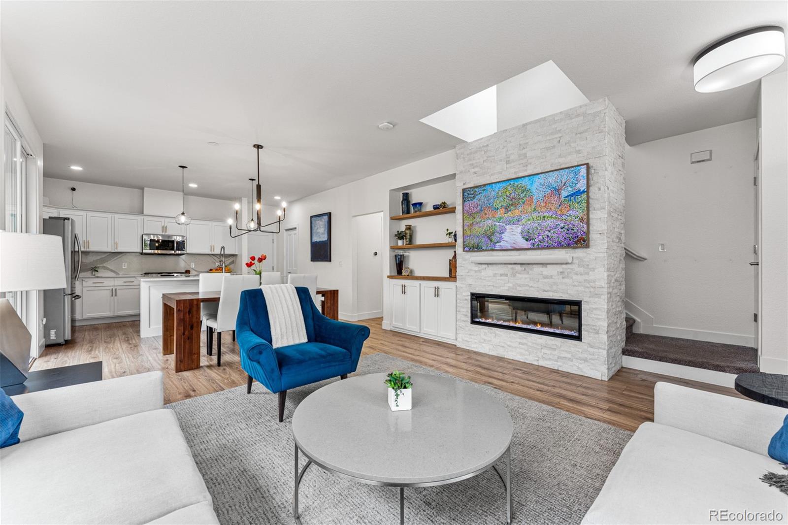 923 Roslyn Court