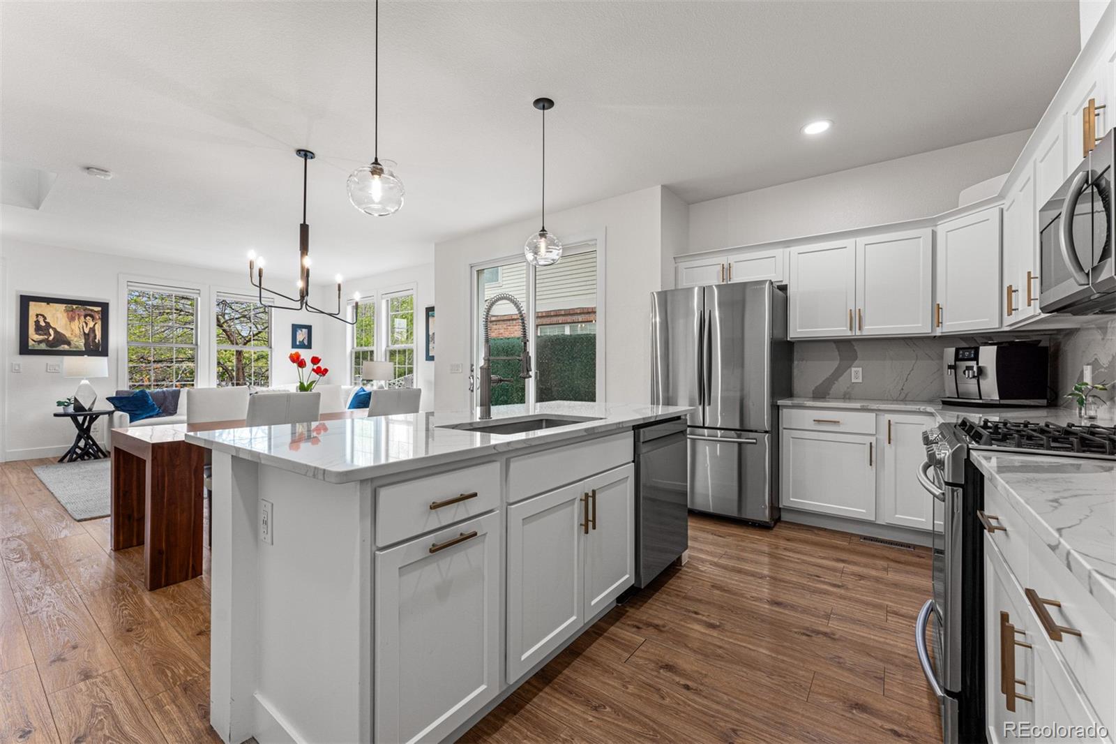 923 Roslyn Court
