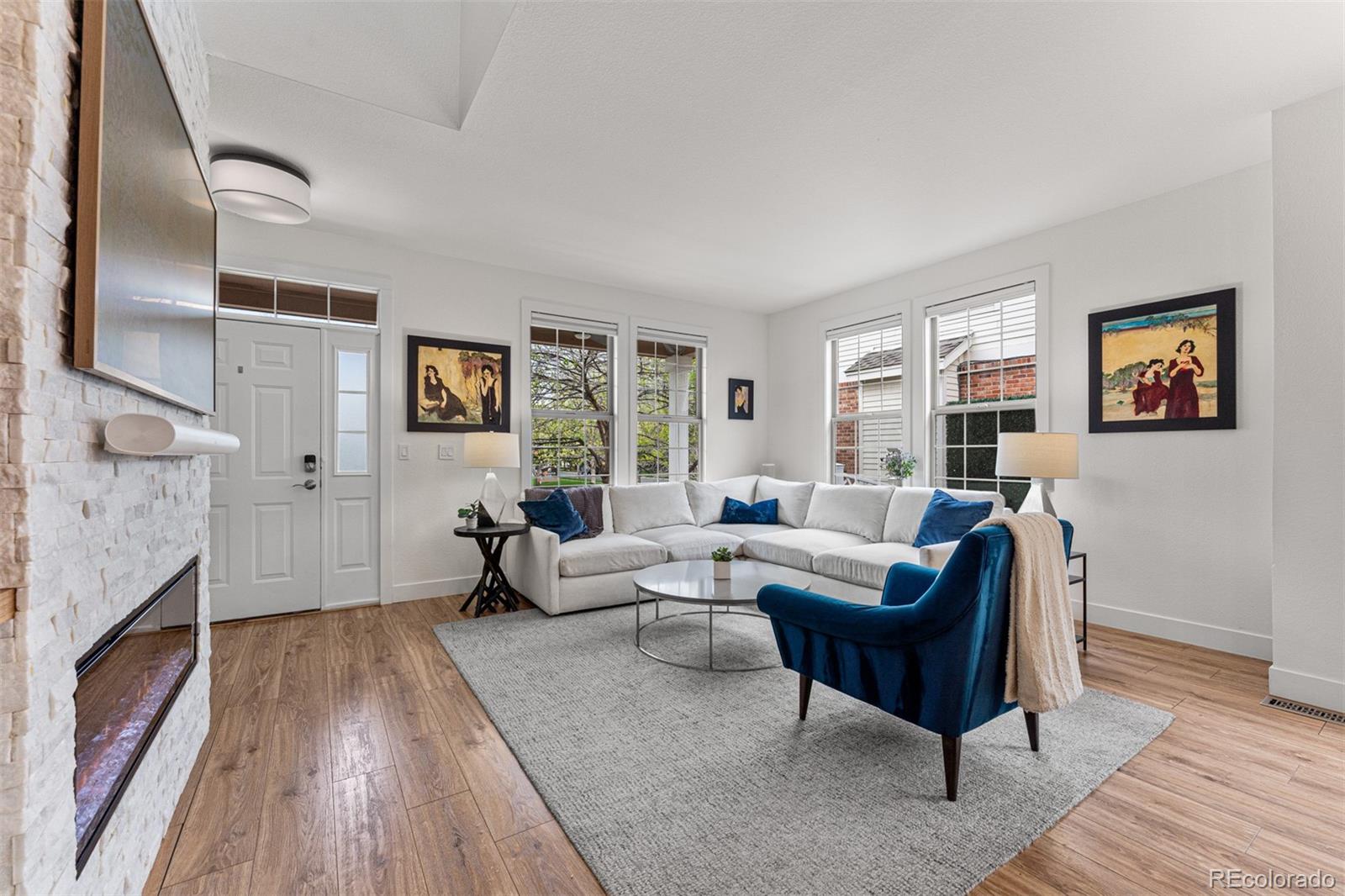 923 Roslyn Court