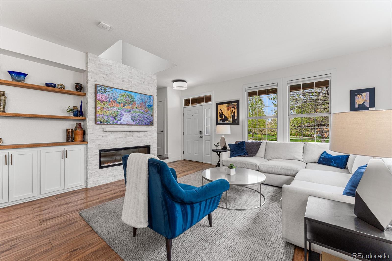 923 Roslyn Court